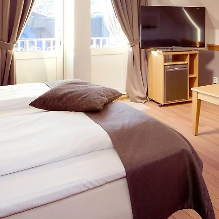 With Ξενοδοχείο 4*