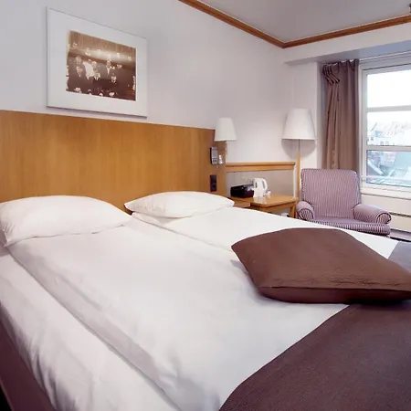 With Ξενοδοχείο 4*